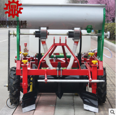四輪車帶免人工破膜施肥噴藥起壟花生精播機膜上點播覆膜播種機