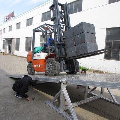 移動(dòng)式登車(chē)橋叉車(chē)卸貨裝車(chē)平臺(tái)固定登車(chē)橋定制車(chē)橋坡道