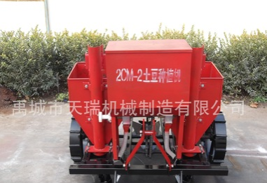 大量供應優質高效土豆施肥種植機 同步實現施肥覆膜打藥 出口產品