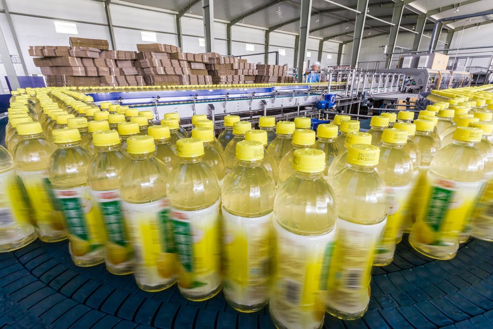 果汁飲料罐裝機(jī)，全自動三合一生產(chǎn)線設(shè)備 定量液體飲料罐裝機(jī)