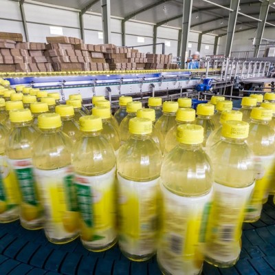 果汁飲料罐裝機(jī)，全自動(dòng)三合一生產(chǎn)線設(shè)備 定量液體飲料罐裝機(jī)