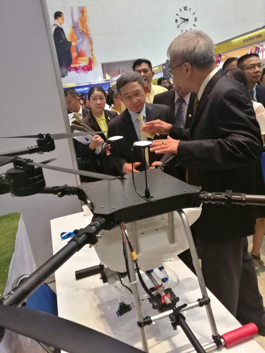 合作企業(yè)總經(jīng)理（sathaporn）與泰國(guó)副總理巴威及皇室代