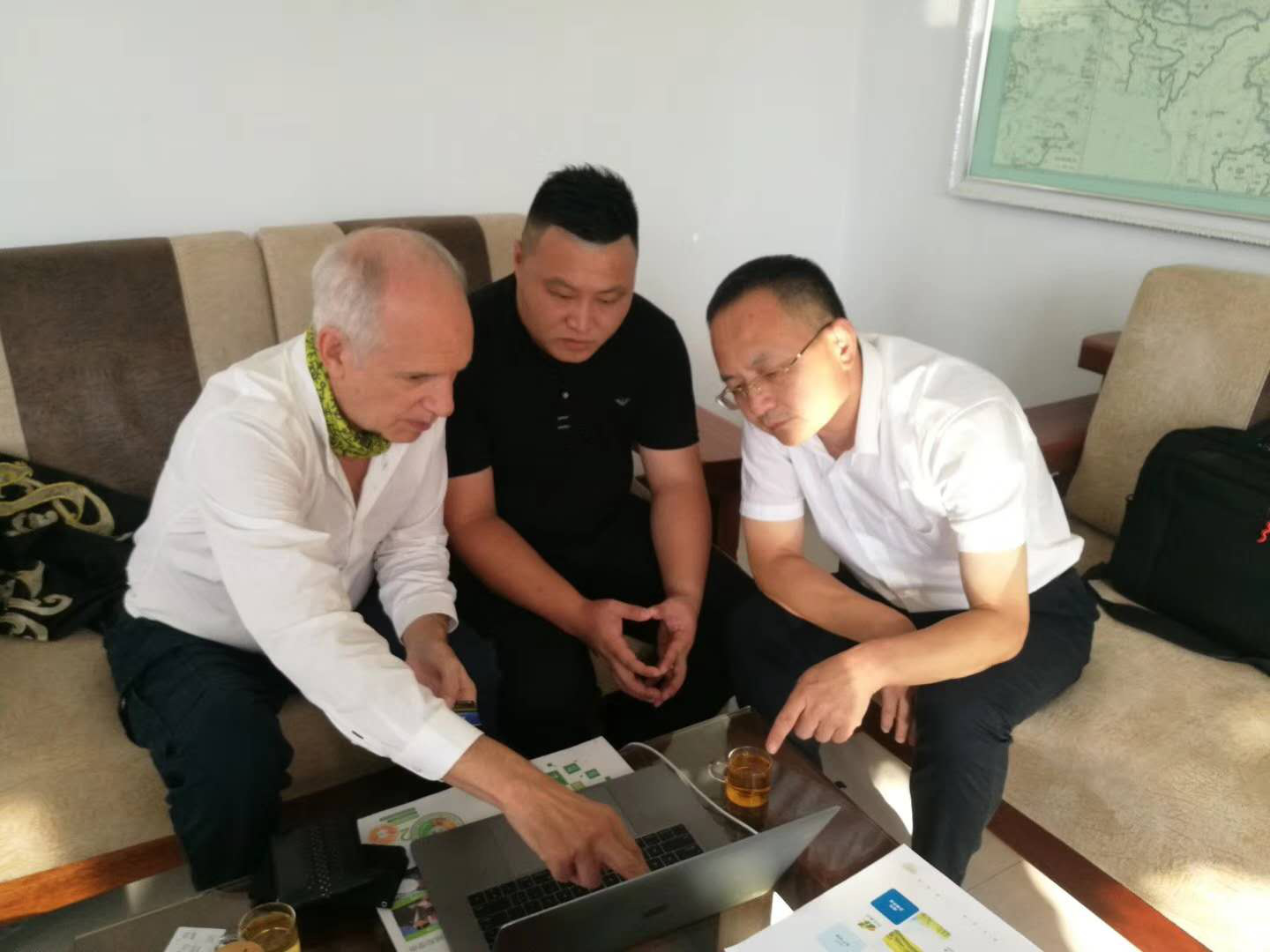 聯(lián)合國(guó)成員M2E公司總裁大衛(wèi)與我公司負(fù)責(zé)人洽談非洲項(xiàng)目.pn