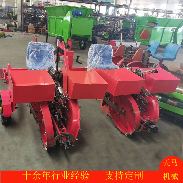 大面積農田高效率蛋白桑移栽機 拖拉機牽引蛋白菊栽苗機 定制出售