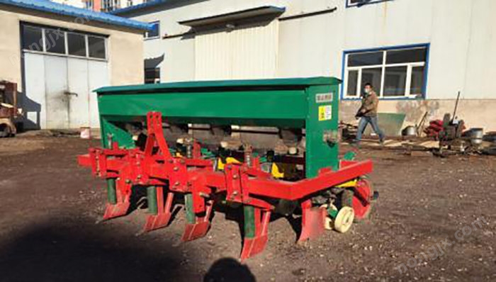 聚豐2BCF-4型倉轉式玉米精量播種機