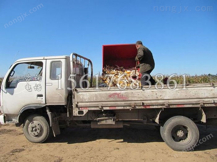 拖拉機收玉米機器