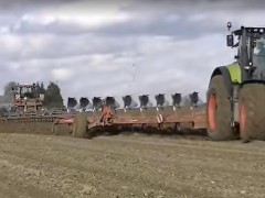 大型農機翻地、苗床整地和播種，一氣呵成