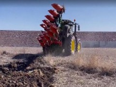 霸氣的農機，十個犁同時工作，耕地效率真是高
